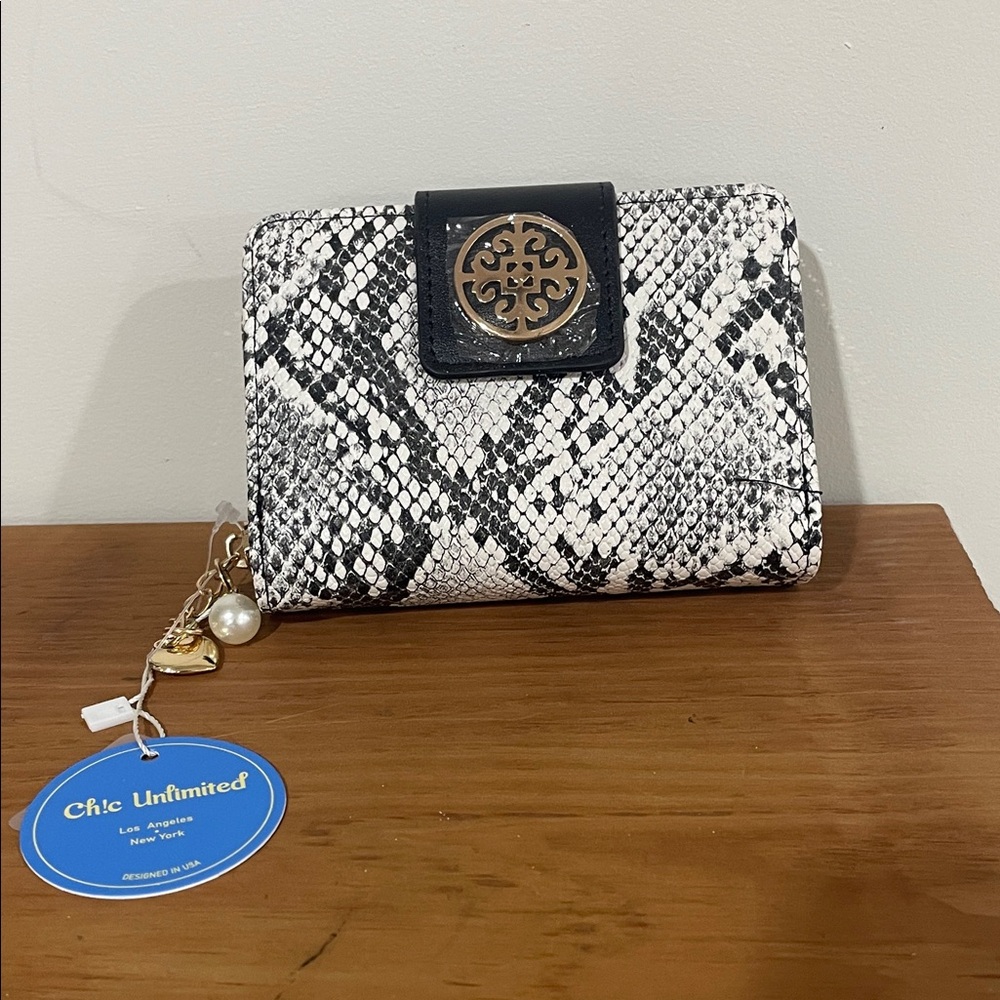 🎆  Black and White Snakeskin Wallet
